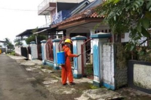 Cegah Corons, DKM Al Islah lakukan penyemprotan disinfektan.
